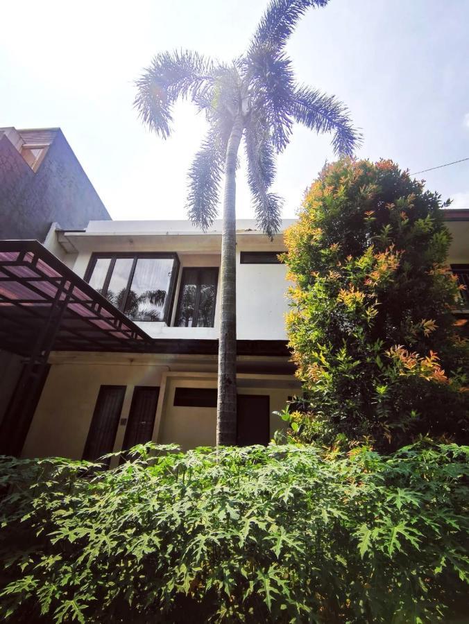 4-Bedroom Home In South Jakarta Nuansa Swadarma Residence By Le Ciel Hospitality Экстерьер фото
