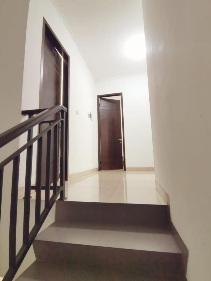 4-Bedroom Home In South Jakarta Nuansa Swadarma Residence By Le Ciel Hospitality Экстерьер фото