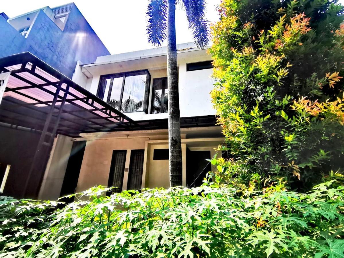 4-Bedroom Home In South Jakarta Nuansa Swadarma Residence By Le Ciel Hospitality Экстерьер фото