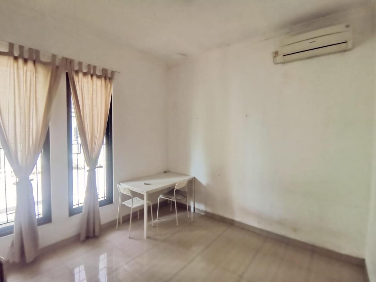 4-Bedroom Home In South Jakarta Nuansa Swadarma Residence By Le Ciel Hospitality Экстерьер фото