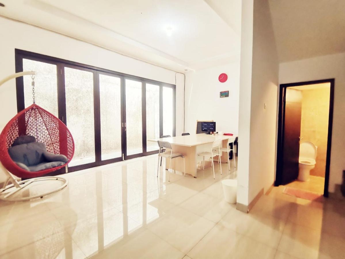 4-Bedroom Home In South Jakarta Nuansa Swadarma Residence By Le Ciel Hospitality Экстерьер фото