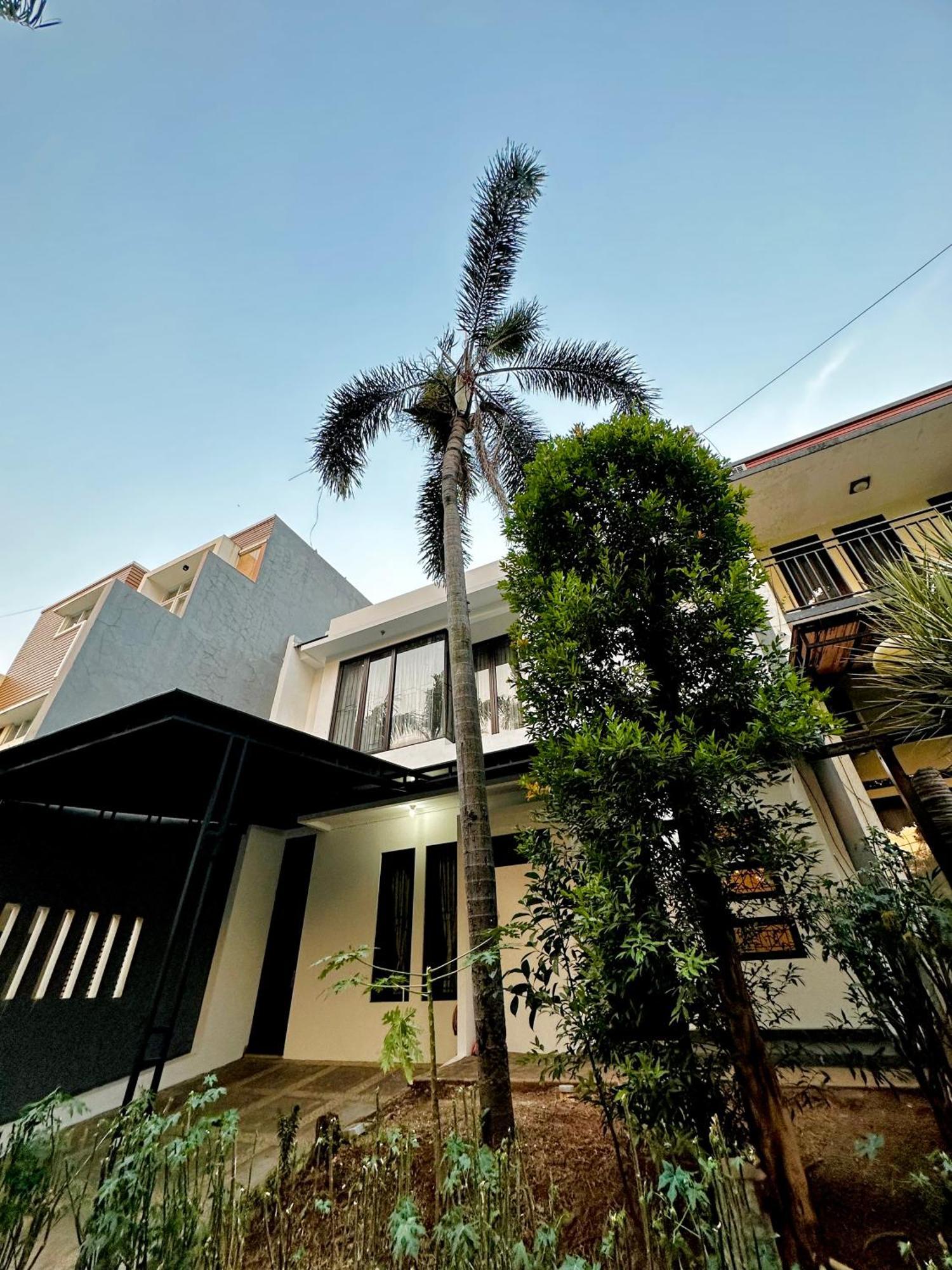 4-Bedroom Home In South Jakarta Nuansa Swadarma Residence By Le Ciel Hospitality Экстерьер фото