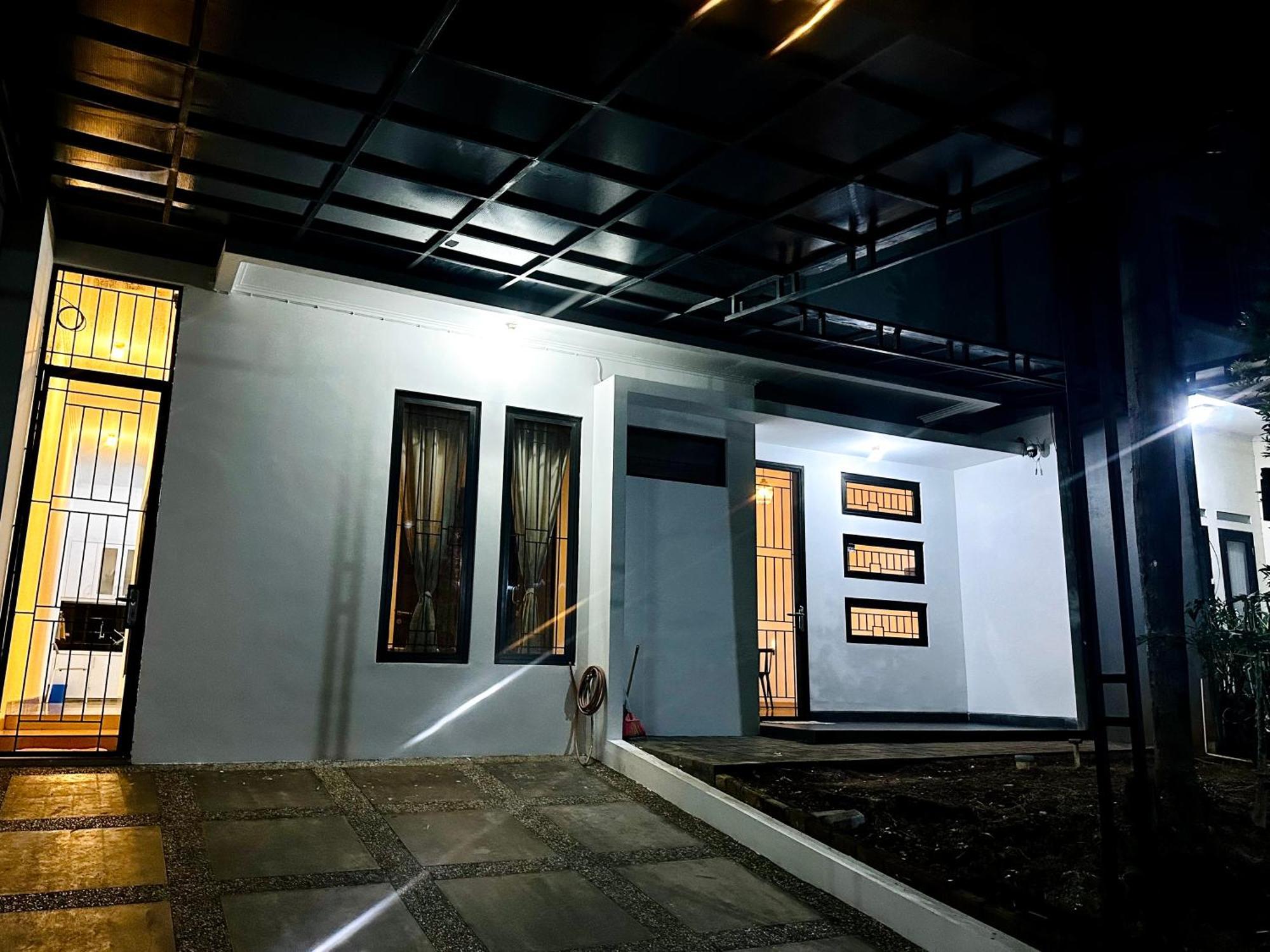 4-Bedroom Home In South Jakarta Nuansa Swadarma Residence By Le Ciel Hospitality Экстерьер фото