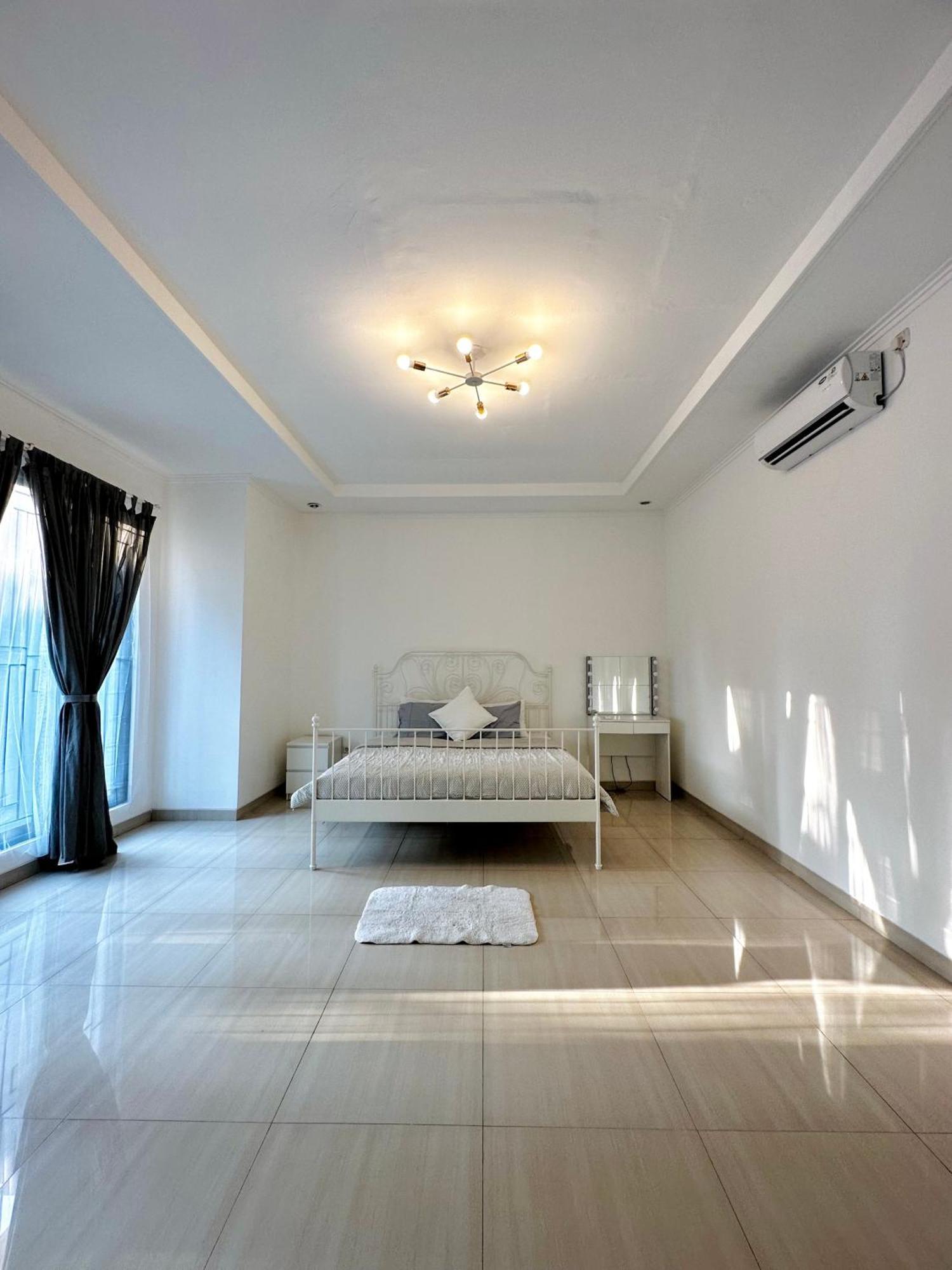 4-Bedroom Home In South Jakarta Nuansa Swadarma Residence By Le Ciel Hospitality Экстерьер фото