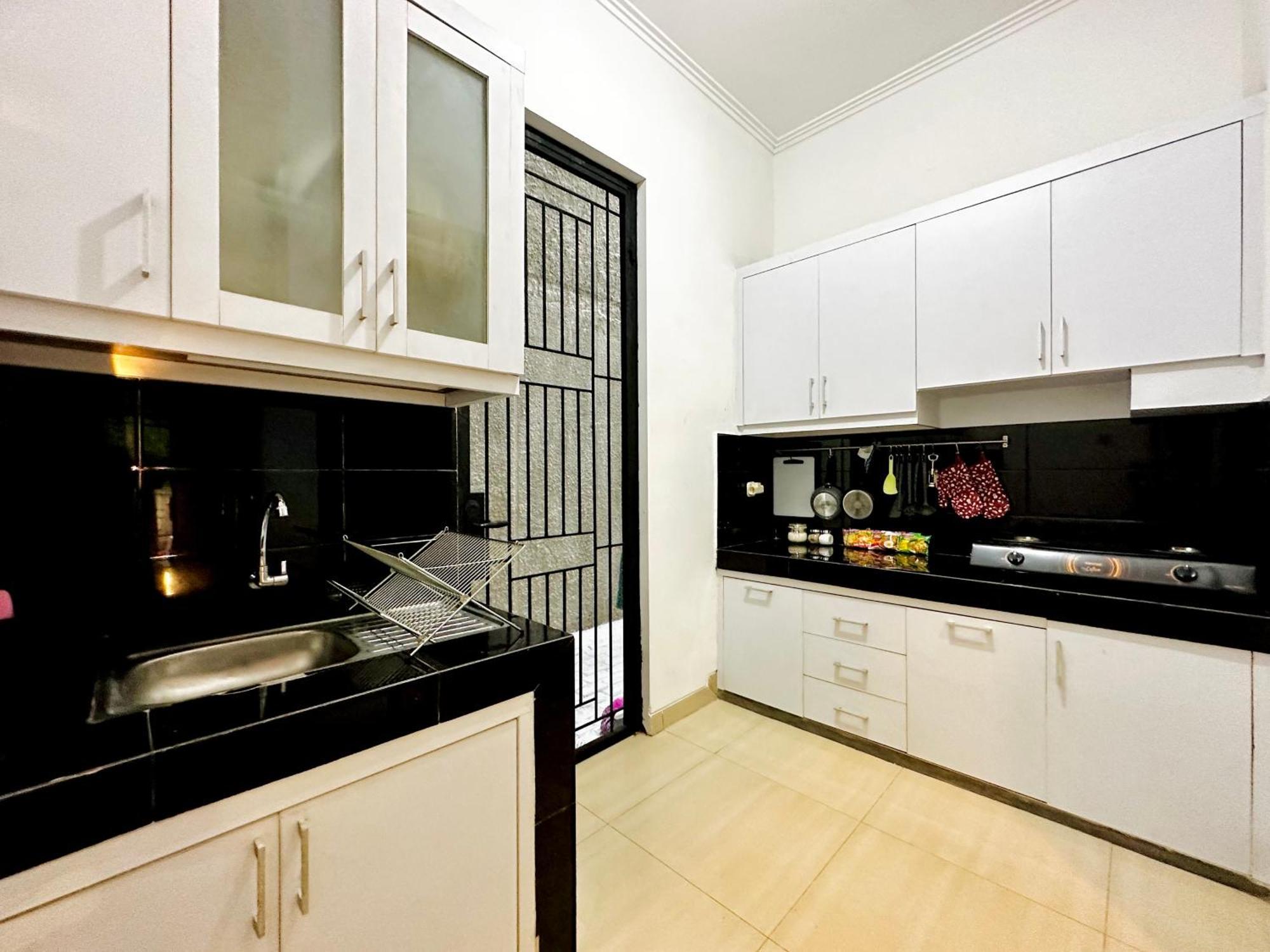 4-Bedroom Home In South Jakarta Nuansa Swadarma Residence By Le Ciel Hospitality Экстерьер фото