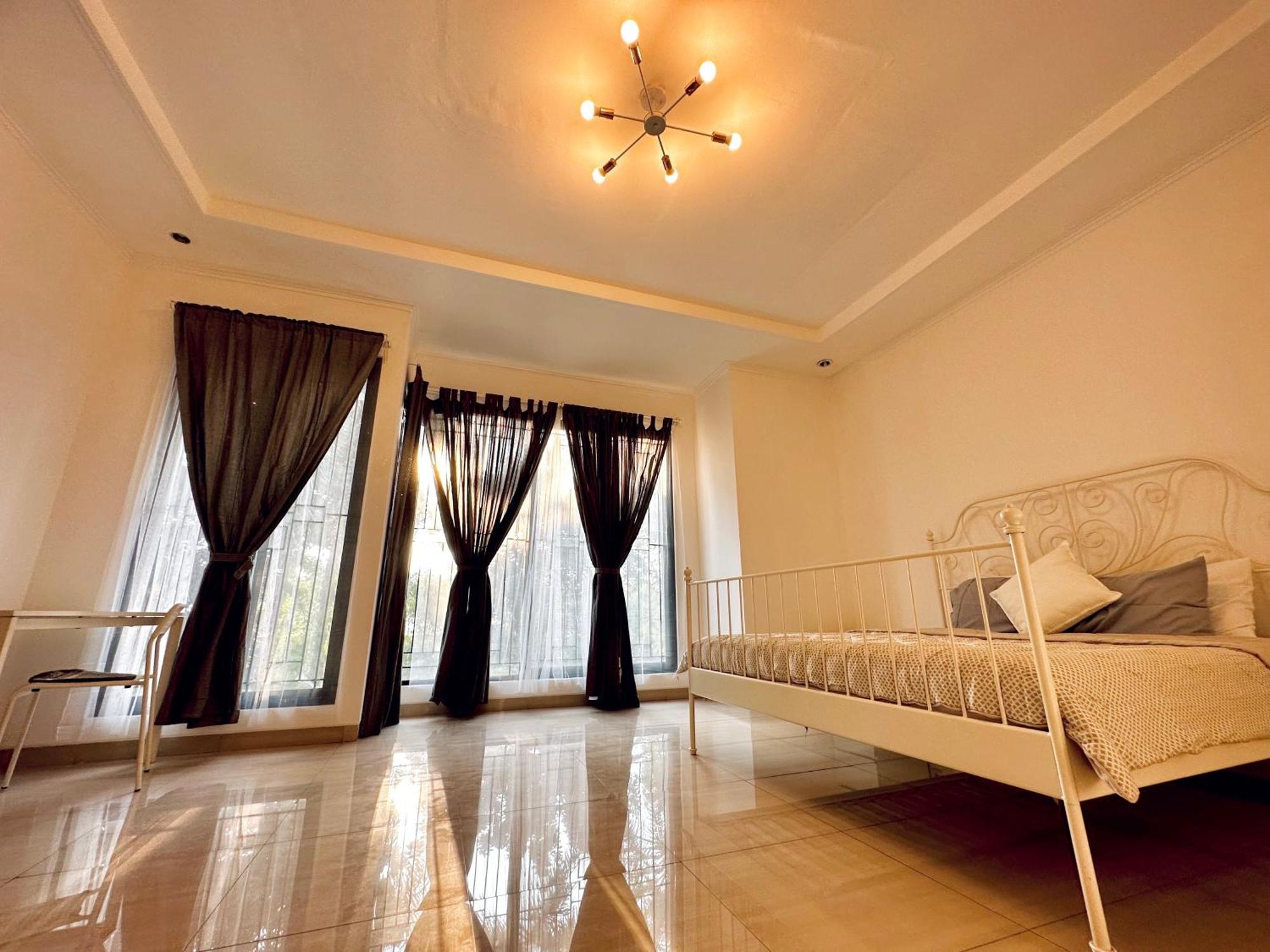4-Bedroom Home In South Jakarta Nuansa Swadarma Residence By Le Ciel Hospitality Экстерьер фото