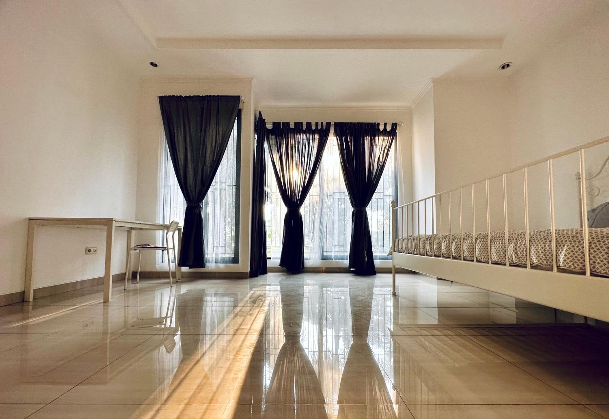 4-Bedroom Home In South Jakarta Nuansa Swadarma Residence By Le Ciel Hospitality Экстерьер фото