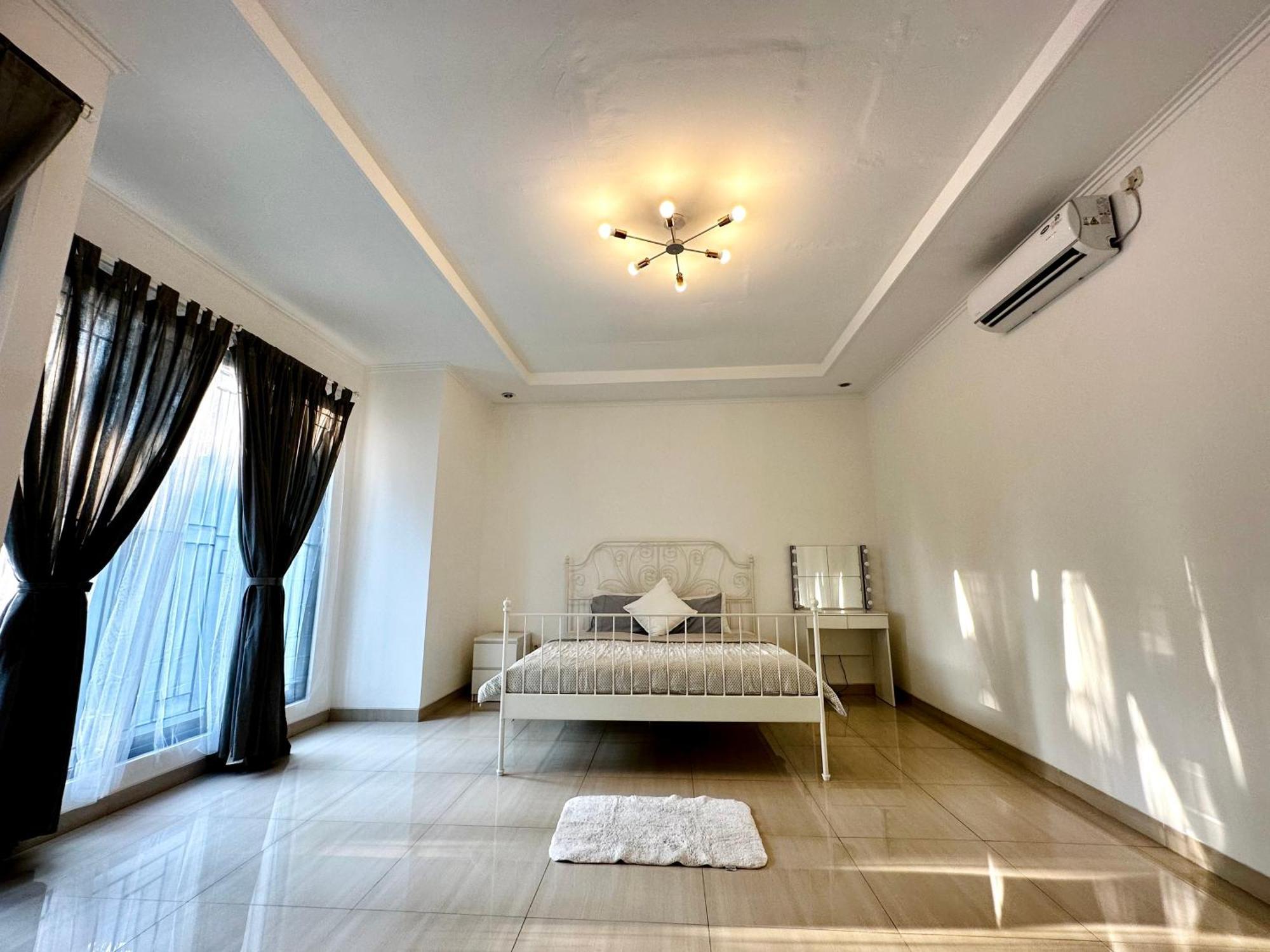 4-Bedroom Home In South Jakarta Nuansa Swadarma Residence By Le Ciel Hospitality Экстерьер фото
