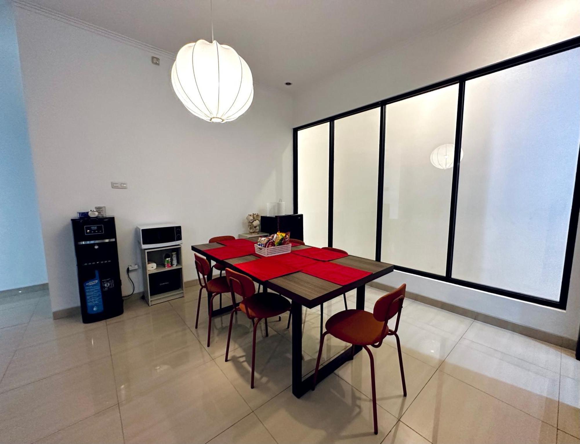 4-Bedroom Home In South Jakarta Nuansa Swadarma Residence By Le Ciel Hospitality Экстерьер фото