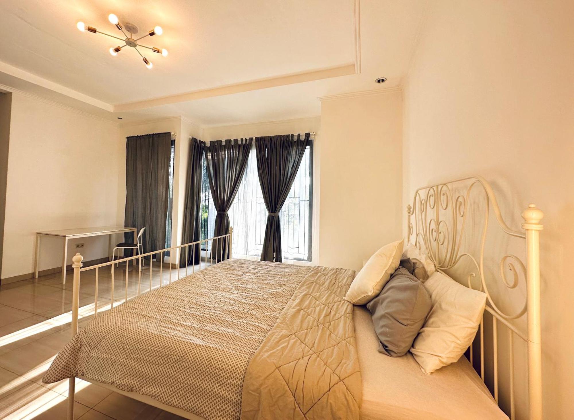 4-Bedroom Home In South Jakarta Nuansa Swadarma Residence By Le Ciel Hospitality Экстерьер фото